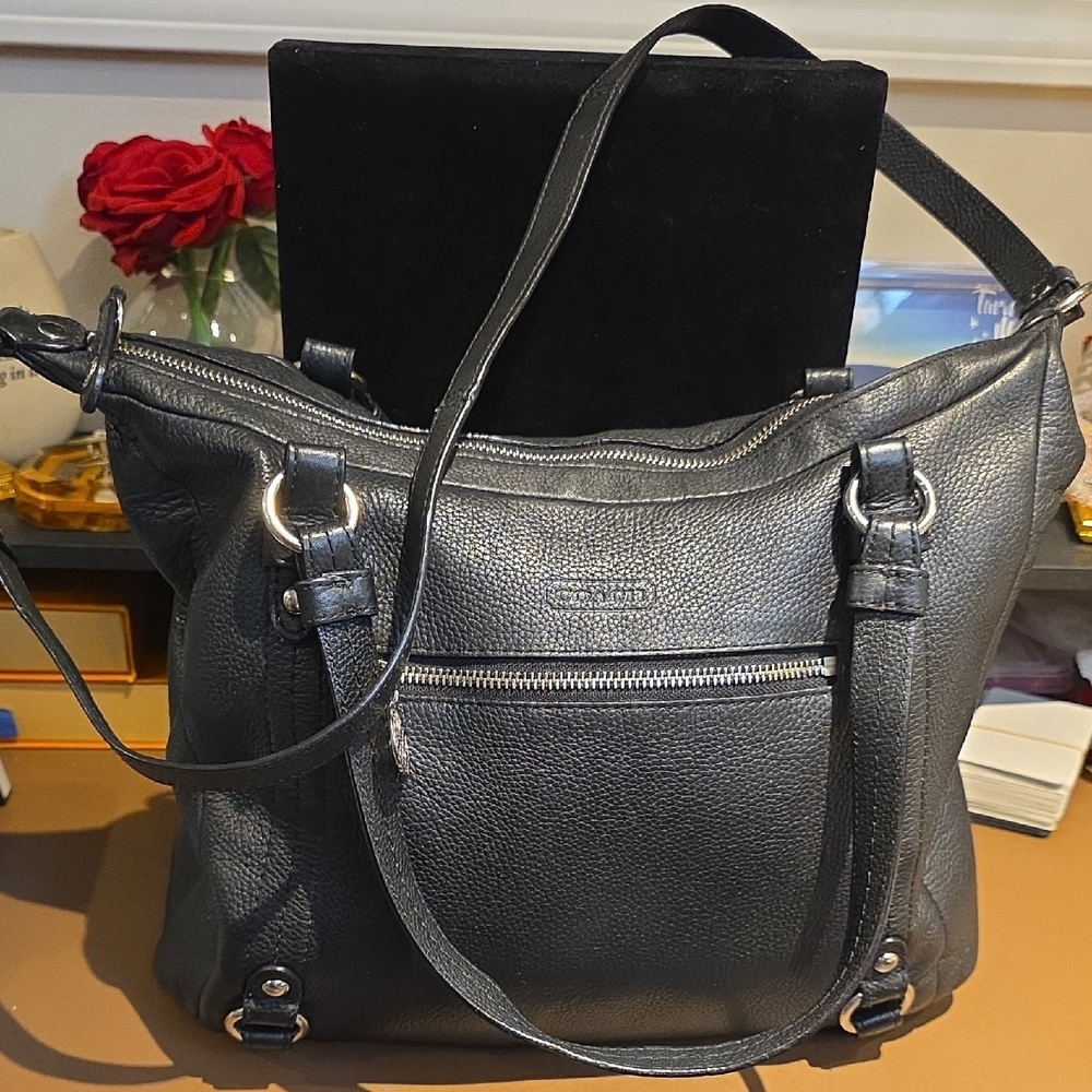 COACH Black Leather Shoulder Bag - Classic Women's Tote